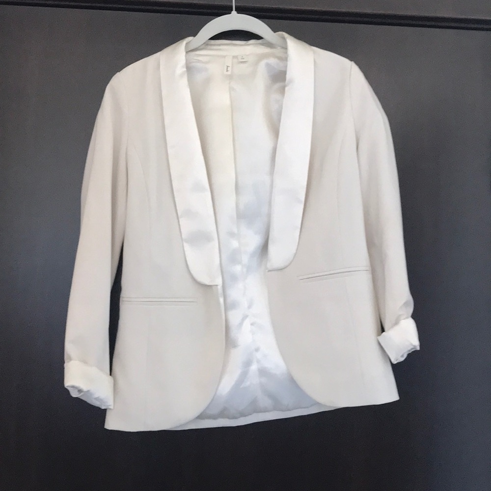 Frenchi white blazer with satin lining